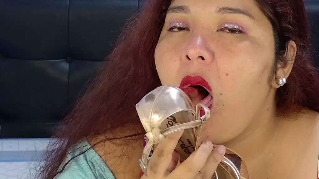 латиноамериканка, сексуальная, влиятельная женщина хочет, чтобы ее минет был глубоким, а ее высокие ягодицы — идеальным вариантом для следующего