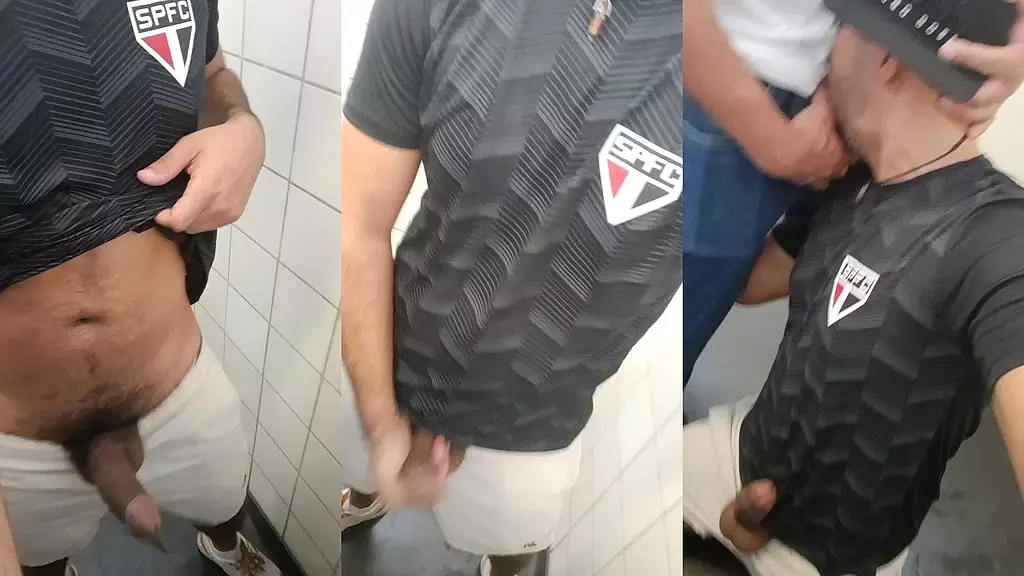 entrei no Banheiro etinha um macho lindo me olhando, desci o short e deixei ele mamar, eu mamei tambem e fui leitado na boca