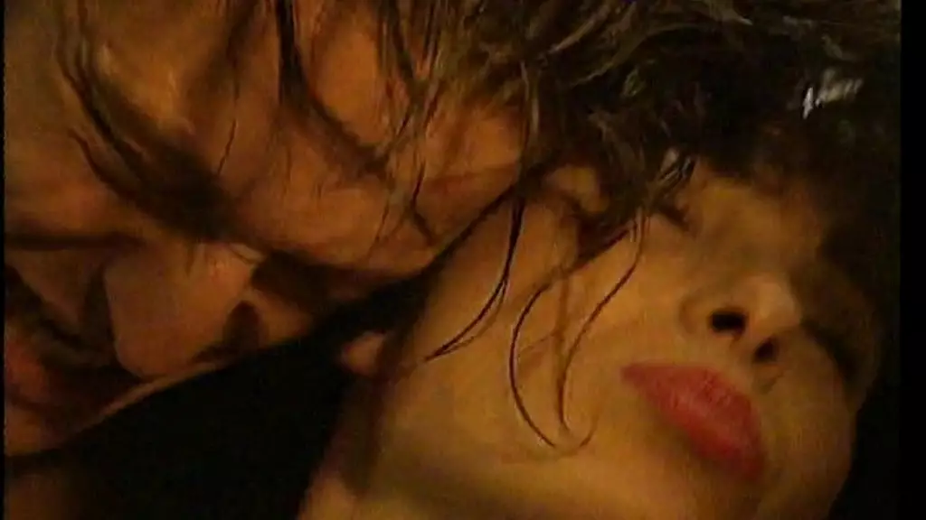 Клэр и Шалимар пьют сперму из чашки после анального секса