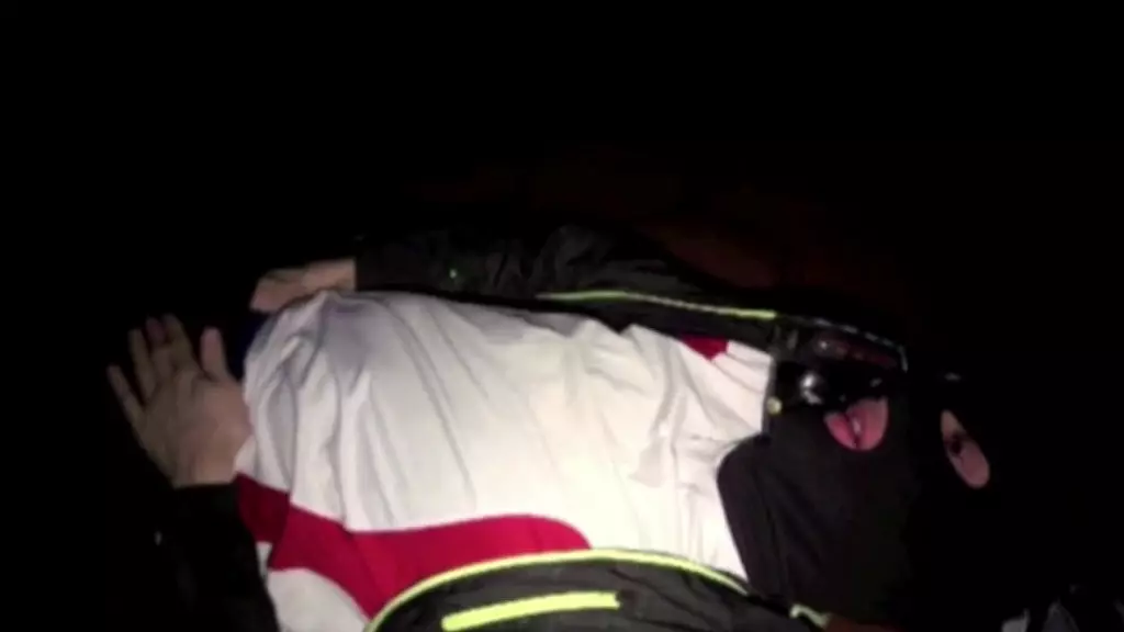 кроссовки и кожаное доминирование для шлюхи плохишами