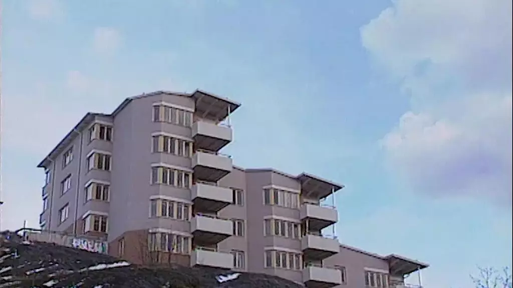 Дебби наслаждается аналом на частном складе