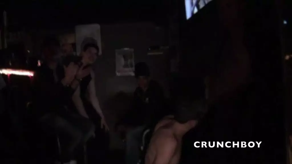 трахается с максом для его порносъемки с другом