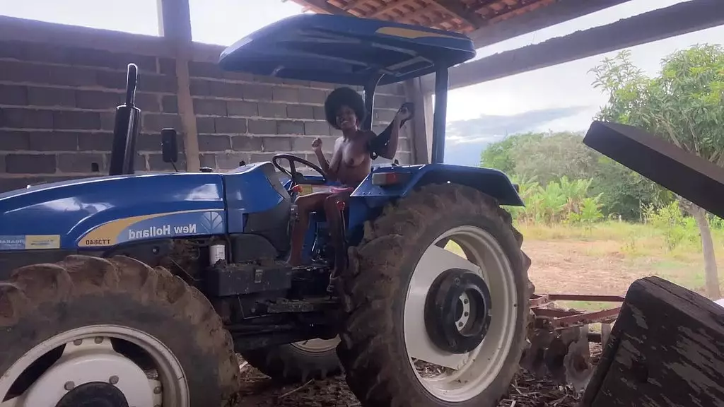 gozando muito no trator da fazenda