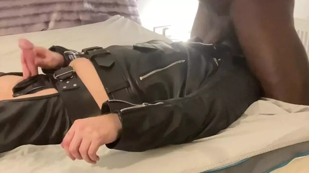 извращенцы в коже сосут, трахают пальцами и садятся на лицо с большой черной мускулистой задницей