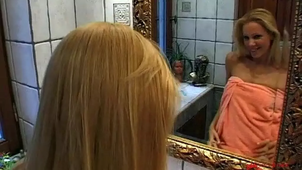 порнозвезда трахает пальцами свою горячую пизду!5367h