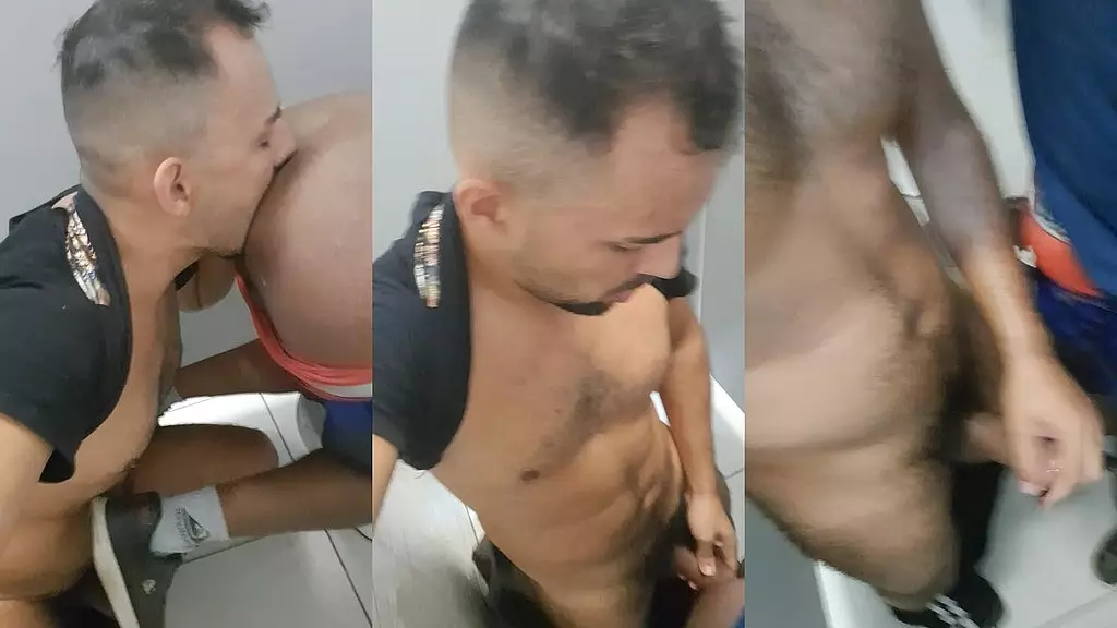 macho da rola Grossa Fudendo um cuzinho com vontade