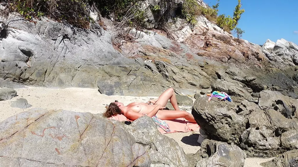 Нудистка дает мне свою киску на общественном пляже!