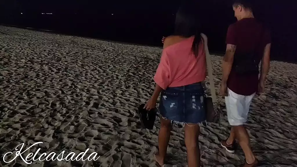 fui conhecer um solteiro num barzinho, de la fomos dar uma volta na praia e eu acabei fazendo um boquete