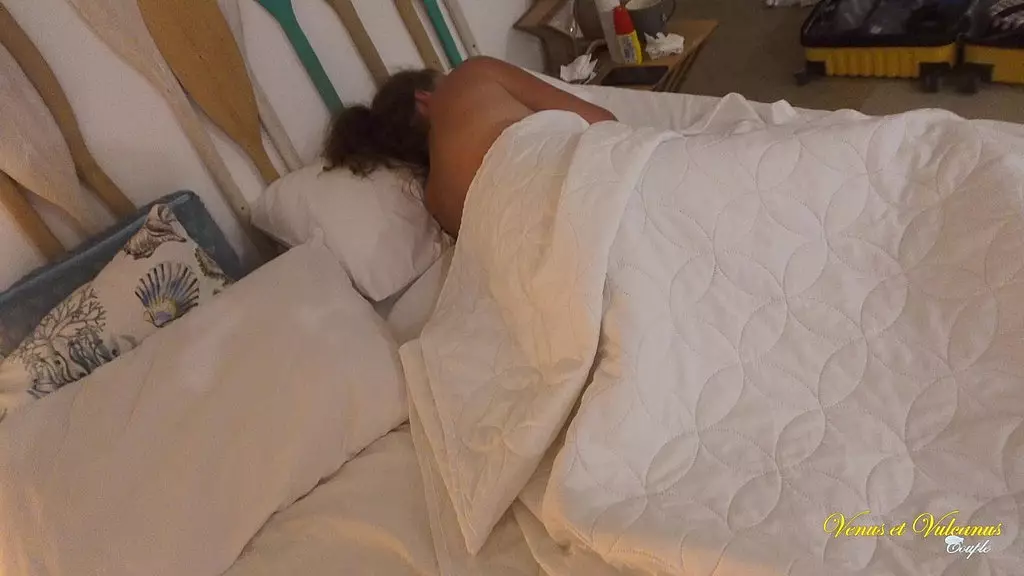 Мачеха просыпается от твёрдого члена пасынка, перепутав его с отцом!