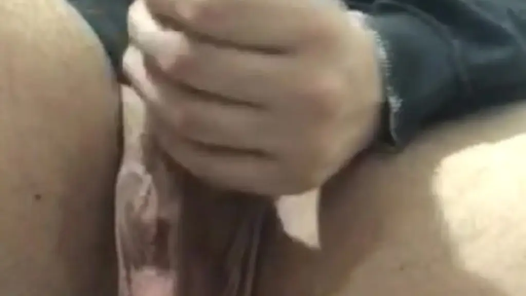 homem tocando uma bem gostosa na casa da sogra