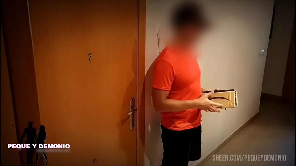 я трахаю курьера Amazon и засовываю его большой член себе в задницу