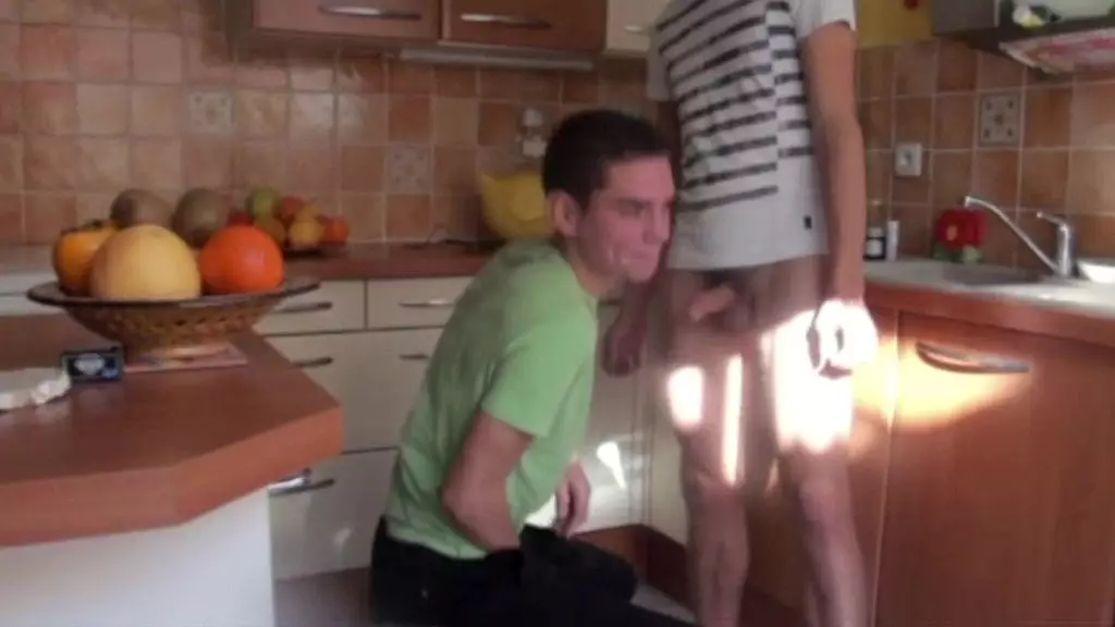 Макс трахнул Брайена в бандаже на кухне утром