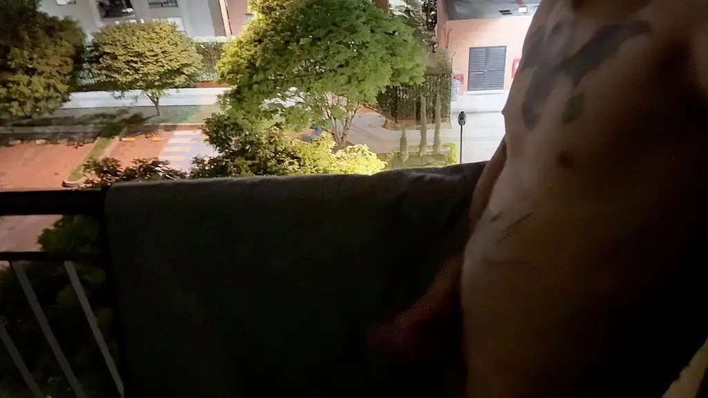 me hice la paja en el balcon del hotel y termine corriendome 2 veces en el bano