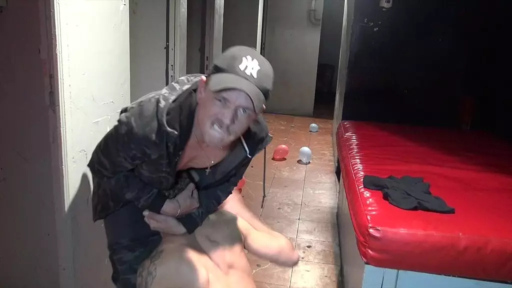 3 два негодяя из Парижа трахаются без презерватива в укромном подвале