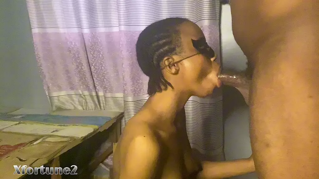 не ожидала, что ее игра с глубоким минетом окажется такой хорошей