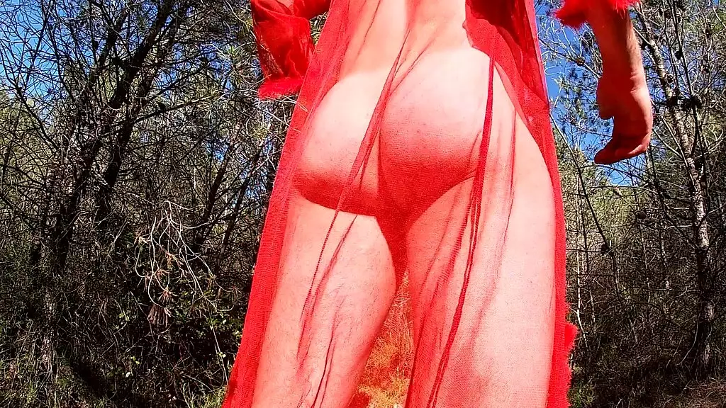 делаю упражнения в сексуальном белье на публике