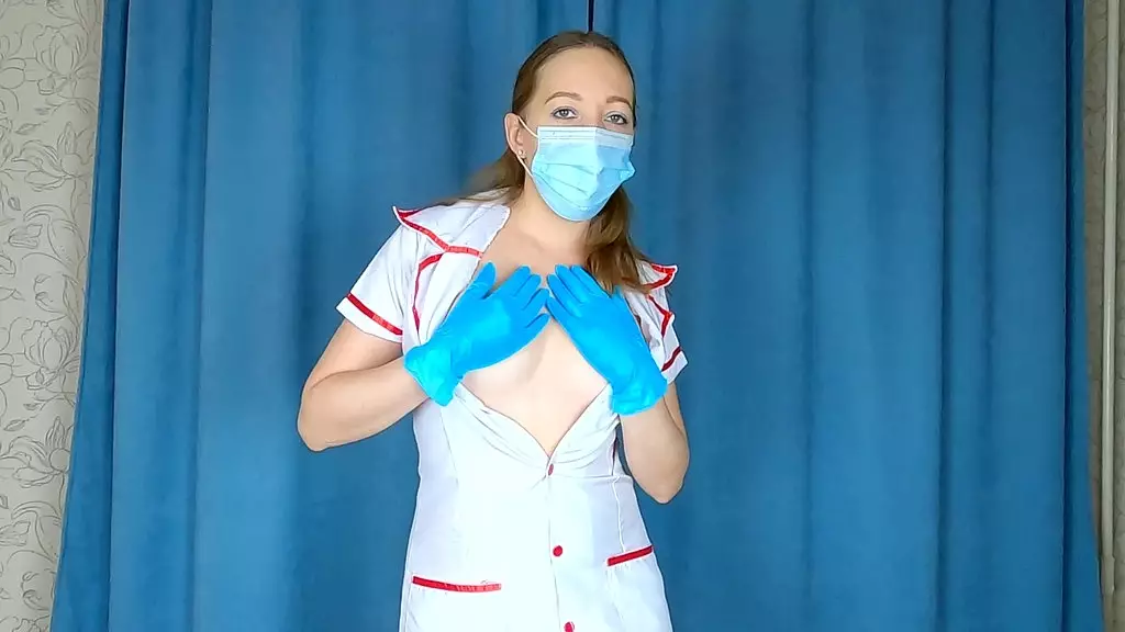 сексуальная медсестра в латексных перчатках получает полный рот спермы и сплевывает сперму в свою медицинскую маску - минет от первого лица 4к