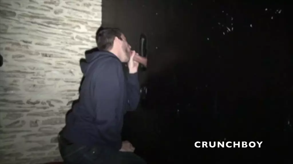 Морган сосет большой член в дырках славы