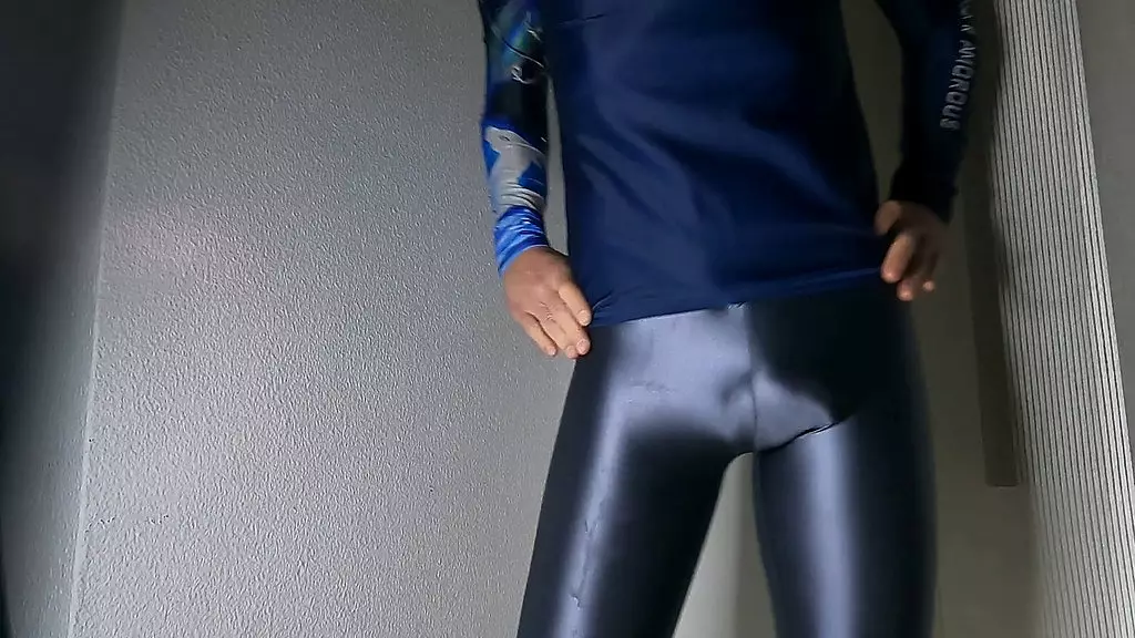 пытаюсь заниматься в обтягивающем спандексе, но в итоге мастурбирую в стрингах