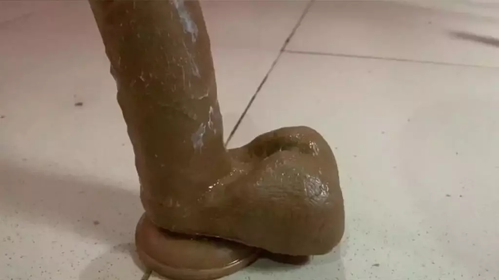 Маами ибагбо мастурбирует игрушкой свою сексуальную киску