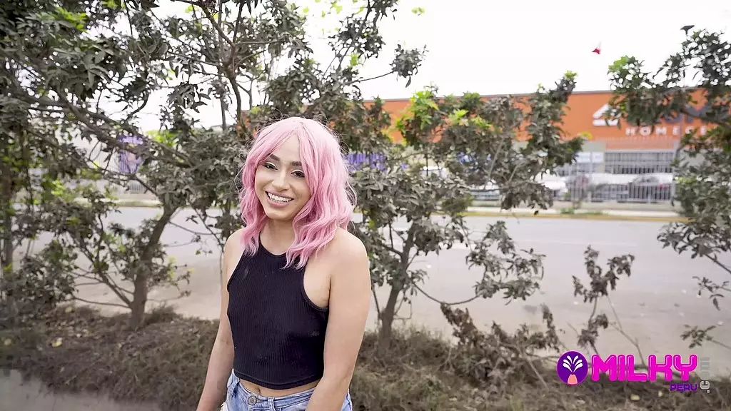 Hermosa chica con el pelo rosado меня сопровождала в отделе для волос