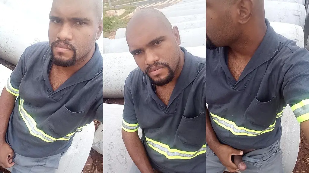trabalhador escondido na obra se masturbando
