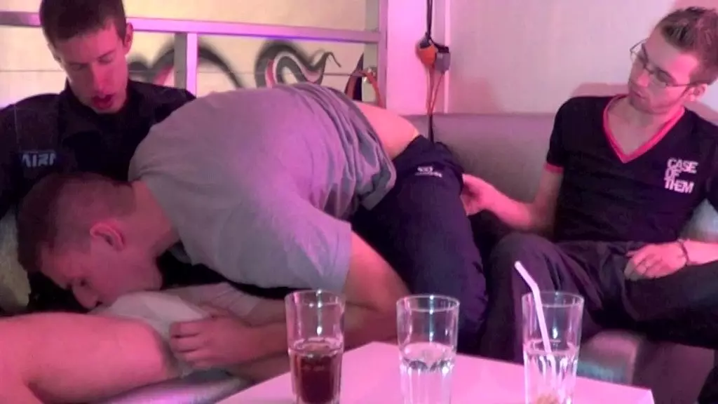 французский твинк подчинился двум своим друзьям с доминированием в кроссовках