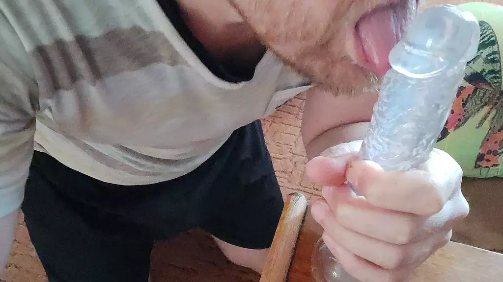 заставить своего любовника подрочить и пососать ее дилдо