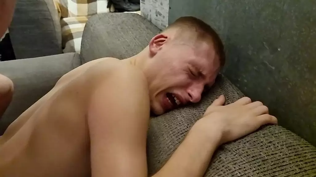 молодого блондина трахнули два возбужденных мускулистых красавчика