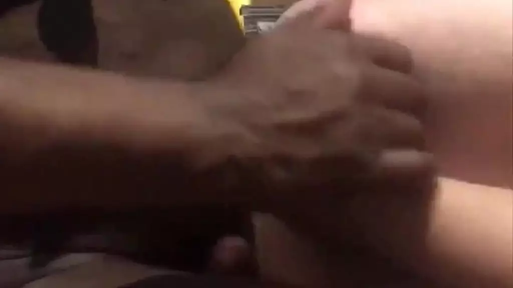 черная зрелая мускулистая получает мастурбацию сиськами и трахается с большезадым парнем