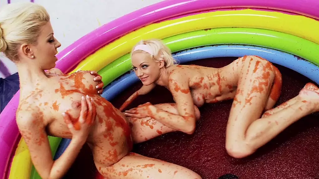 Лу Лу и Кристина любят слизывать вишневое варенье с сосков друг друга