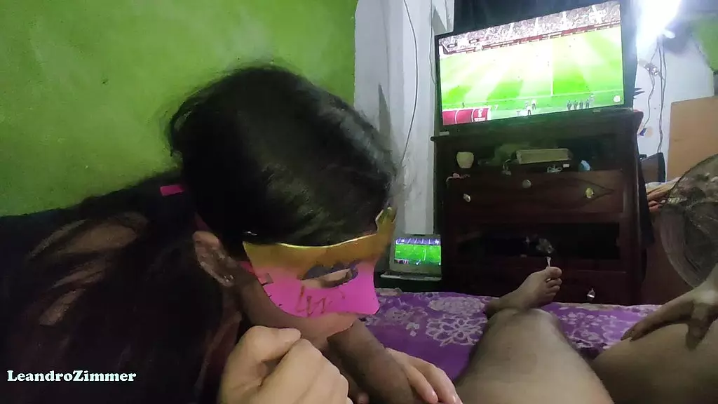 Gane la apuesta de la Final del Mundial, ahora mi esposa y su mejor amiga deben darme una buena mamada de verga / parte 1