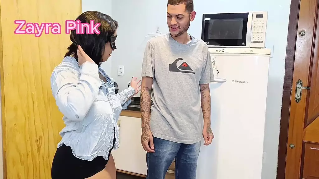 novinho safado veio me ajudar concerta o micro-ondas