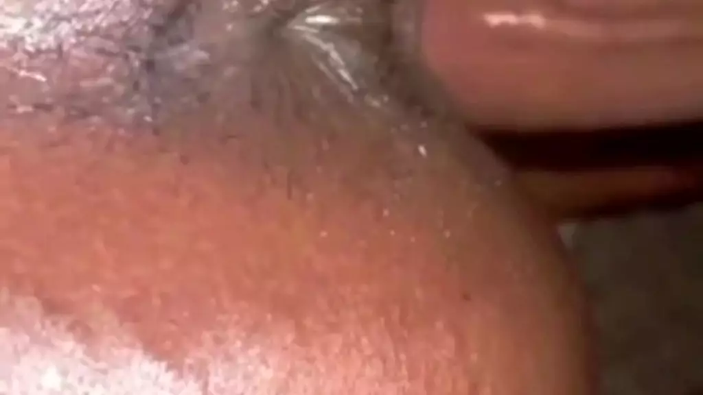 смотрите, как я смачиваю этот член и ем сперму