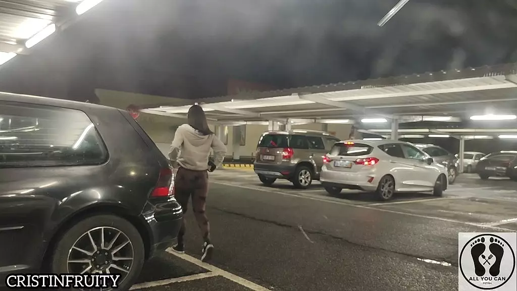 публичная трещина в заднице с леггинсами и стрингами в супермаркете