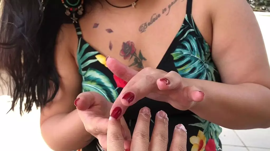 маникюрша показывает свою киску клиентке во время обслуживания