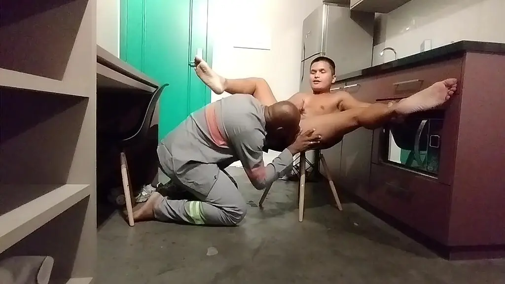 trabalhador fode assiatico no pelo