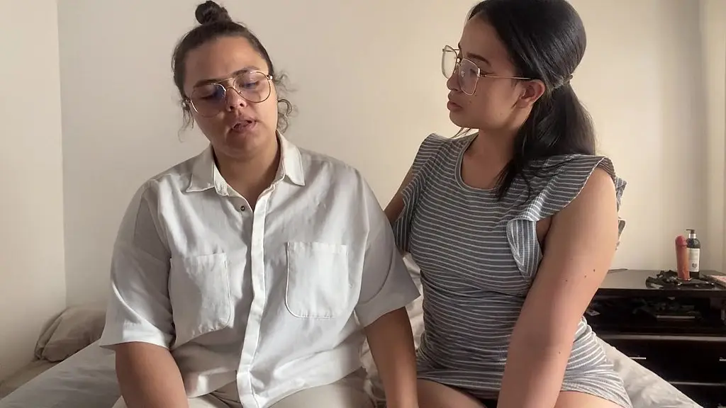 лесбиянка трахает толстушку, пока у нее не случается множество оргазмов