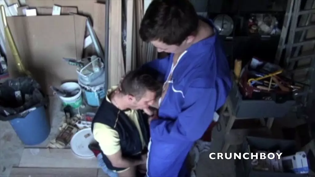 французский твинк-работник трахает своего почтальона в униформе