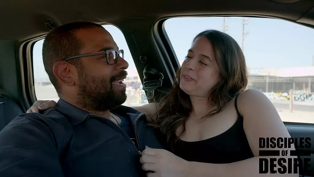 смотрите, как порнозвезда Эбби Мэйли рассказывает нам все свои грязные секреты, а затем играет со своей киской, пока она не кончит на камеру и машину!!!