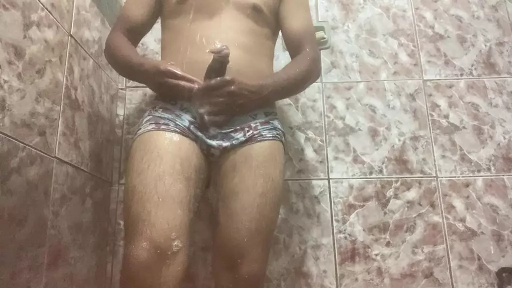 tirei minha cueca, nao сопротивляться fiquei de pau duro