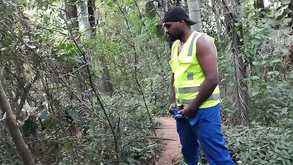 trabalhador mijando
