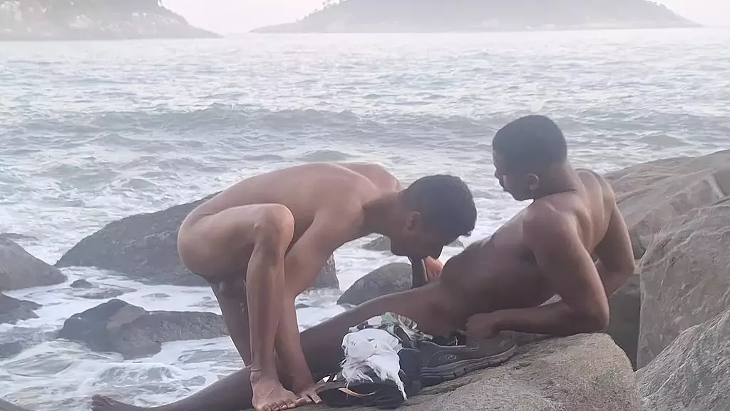 sexo na praia, casal acabou chamando um carinha que batia punheta helpindo para participar da putaria 