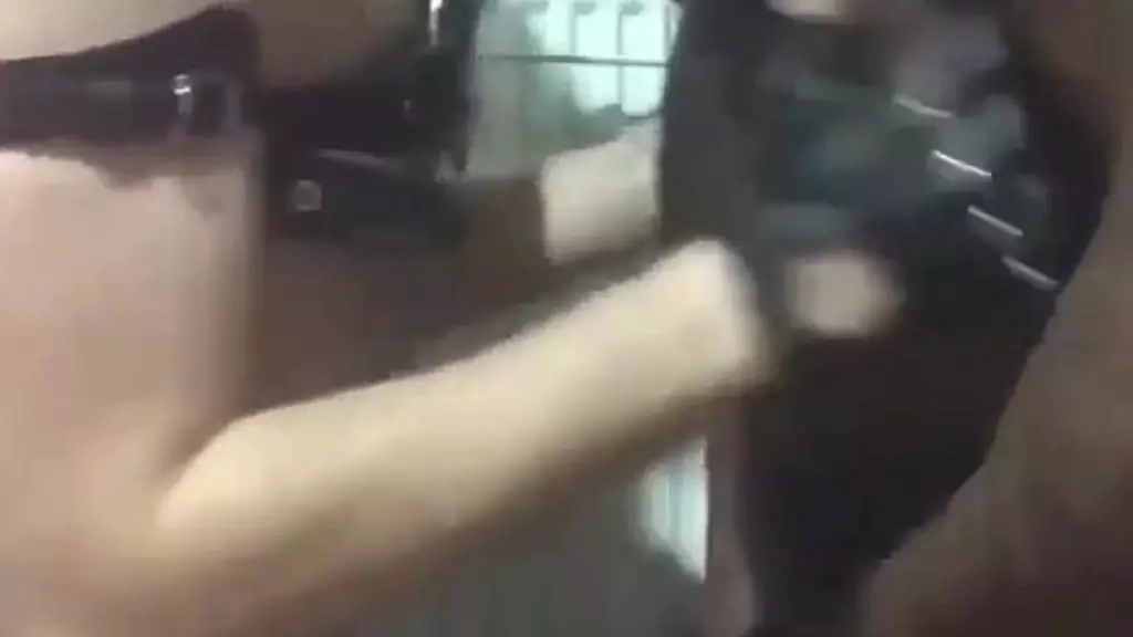 белый парень поклоняется груди и члену черного папы