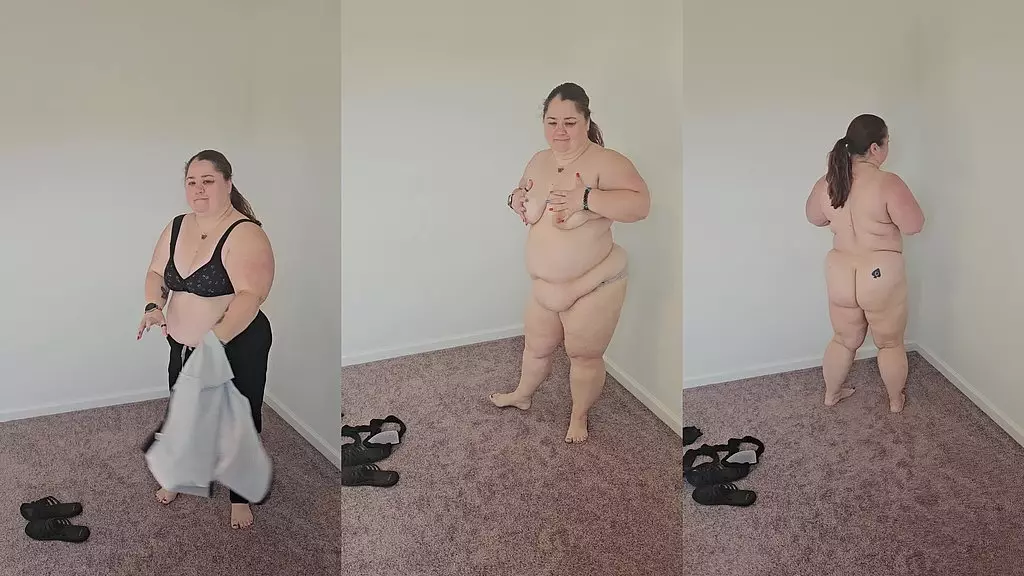 bbw танцует, чтобы шлепнуть ее