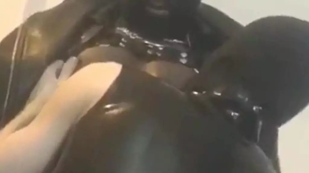 межрасовое бдсм: черные мускулы доминируют над покорным парнем