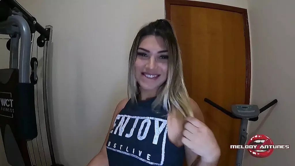 loira mais gostosa do site, melody antunes vai Mostrar sua nova academia para o amigo, senda no pau, e acaba dando um esguicho gostoso na cara do marmanjo! часть 1