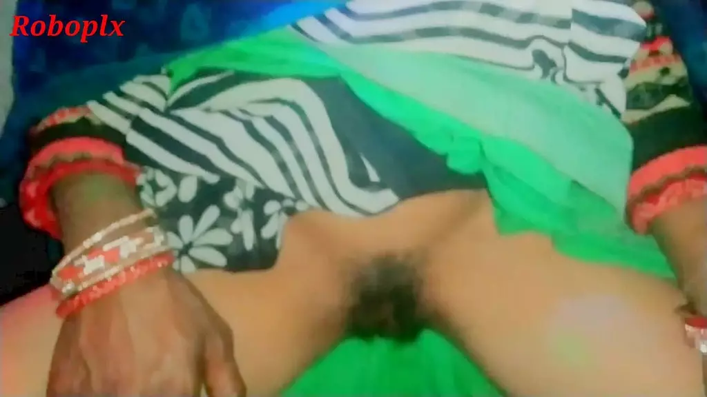 भाभी ने सारी उठाके फिंगर करवाई देवर से फुददि कि