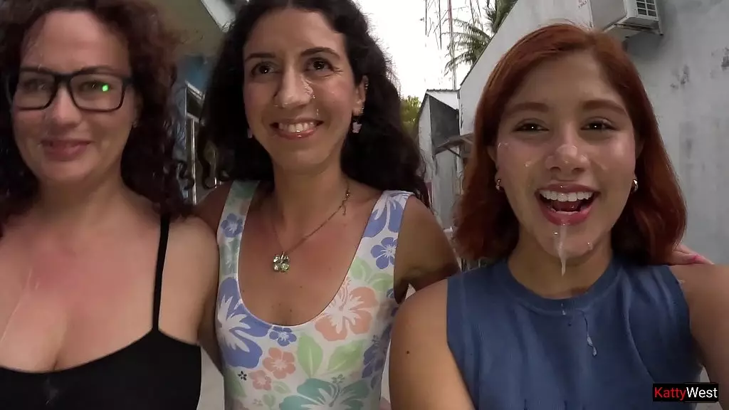 оргия с тремя девушками и одним парнем, трахнул их по очереди и кончил им на лица - публичная прогулка со спермой