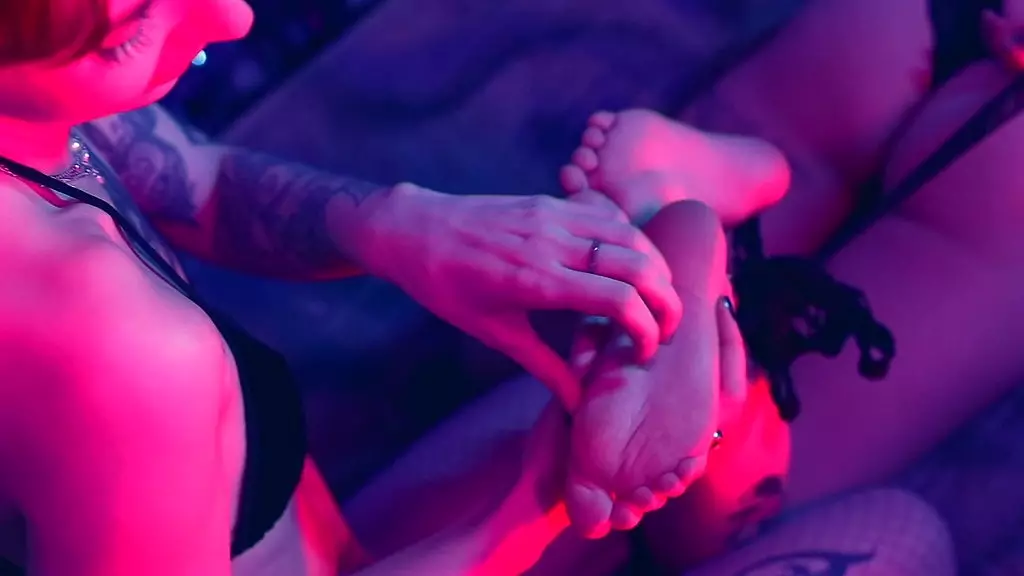 покорность щекочущим маленьким ножкам